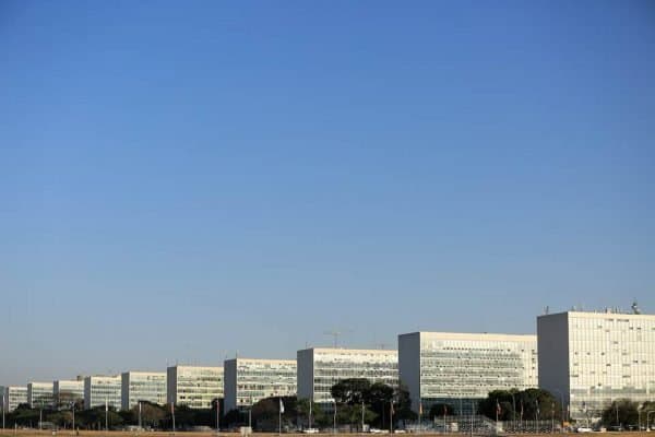 Governo federal adota teletrabalho para servidores de 13 órgãos