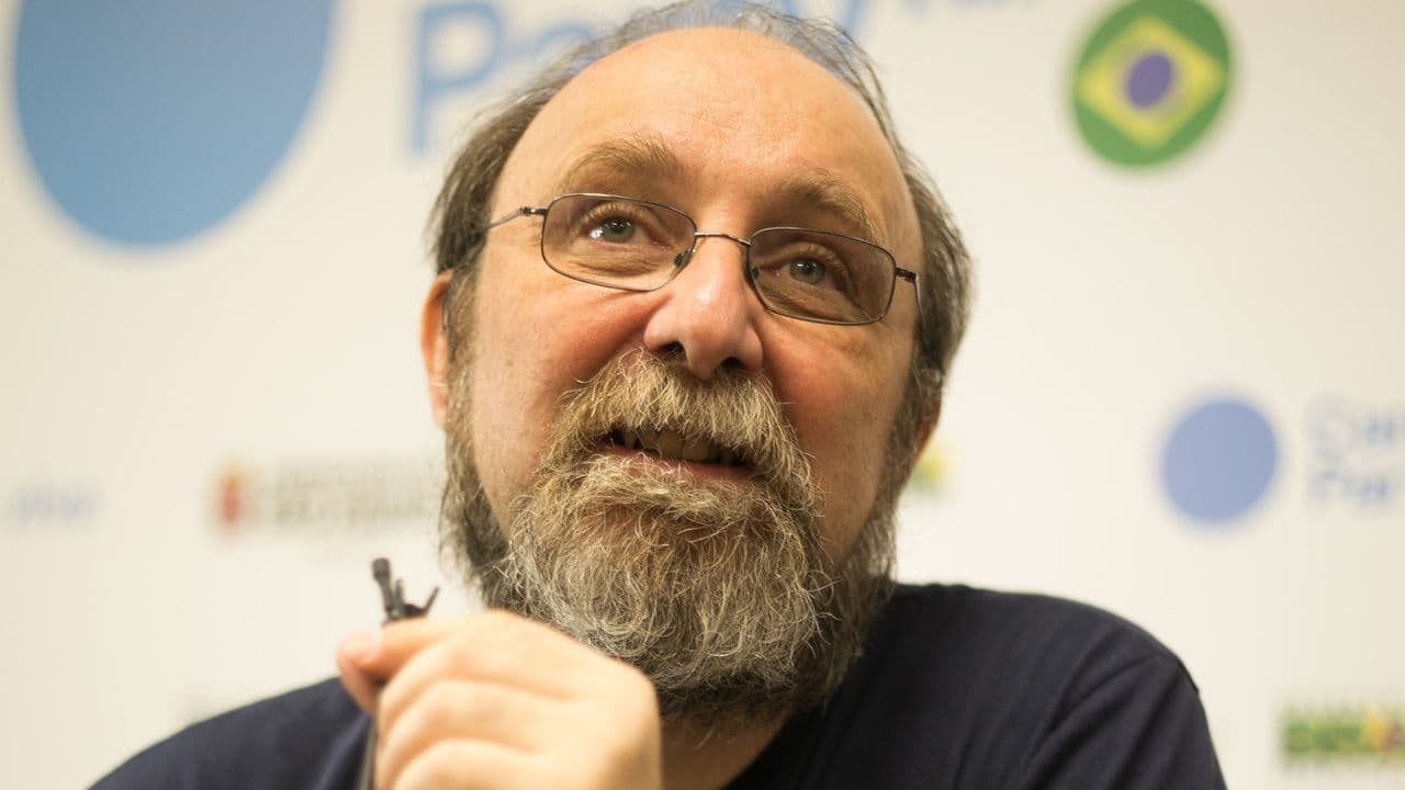 "A equação brasileira é a seguinte: ou o país entra num lockdown nacional imediatamente, ou não daremos conta de enterrar os nossos mortos em 2021", diz Miguel Nicolelis