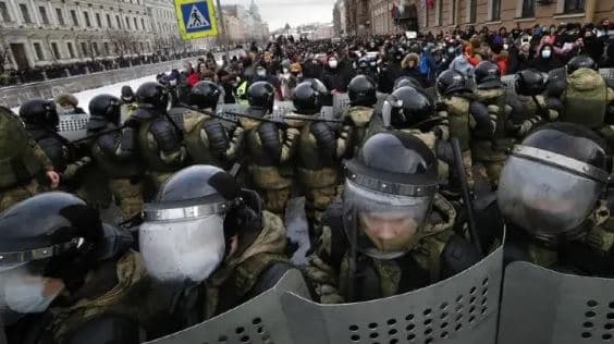 Rússia prende 4 mil pessoas em protestos pela libertação de opositor de Putin