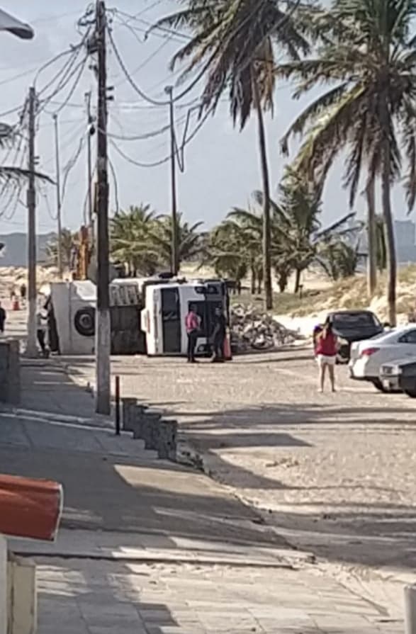 FOTO: Caminhão caçamba tomba na rua Beira Mar, em Pirangi