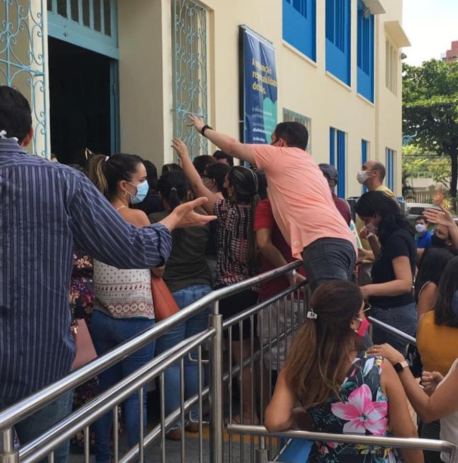 FOTO E VÍDEO: Em registro de aglomeração, pais reclamam de desorganização do Marista em Natal na entrega e saída dos filhos após o 1º dia de aula