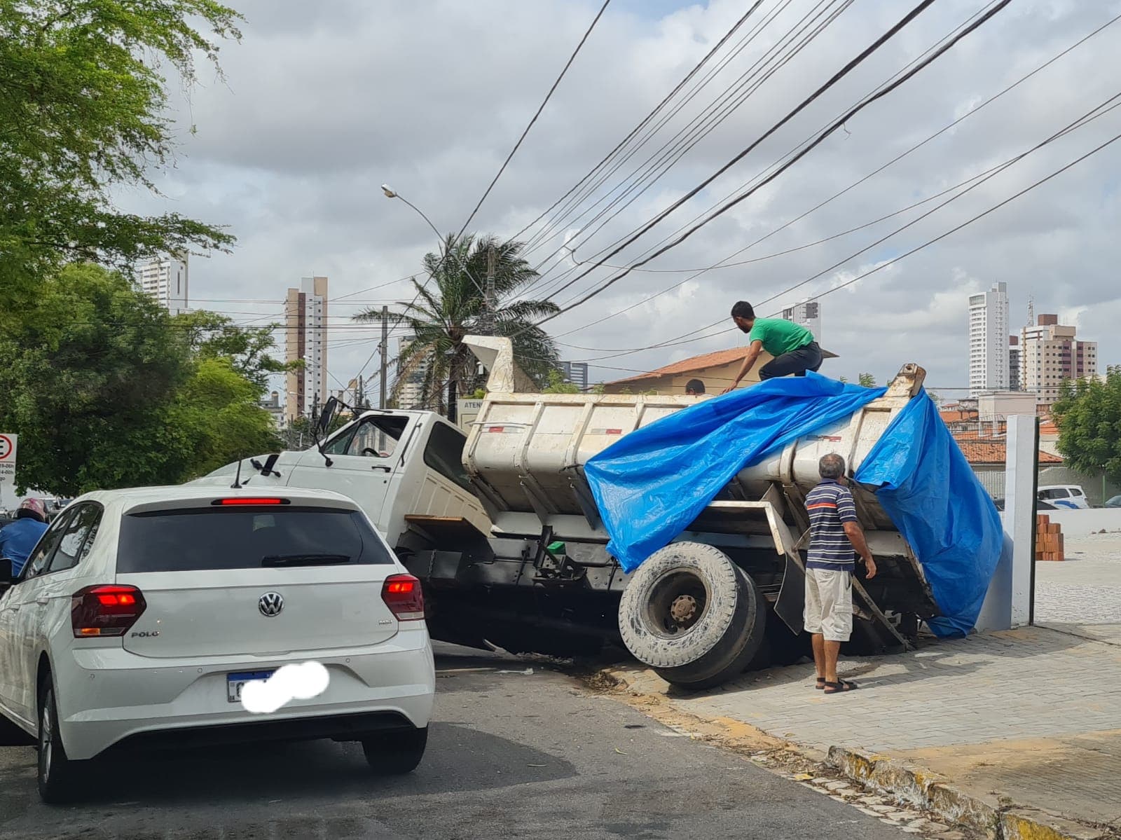 FOTOS: Parte de calçada cede e caminhão caçamba por pouco não tomba na rua São José, na Zona Sul de Natal