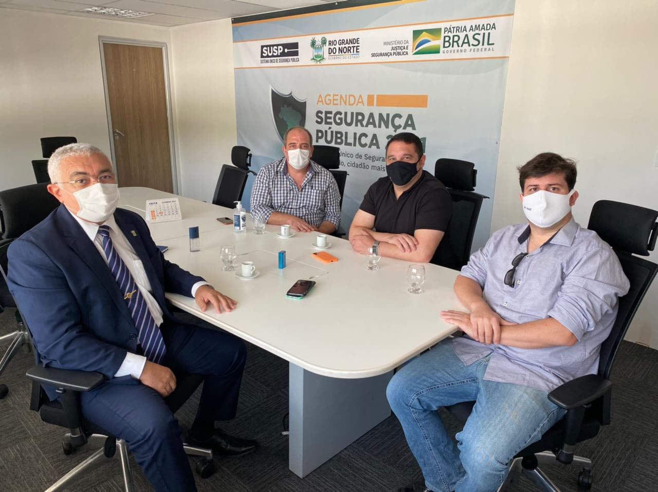 Ações de segurança nos comércios dos bairros de Petrópolis e Tirol são discutidas entre Sesed e Abrasel