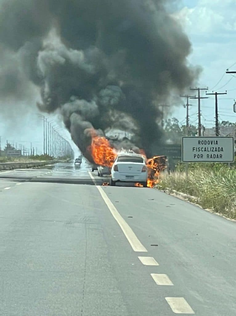 VÍDEO E FOTO: Carro pega fogo na BR-304, em Macaíba