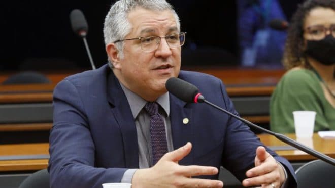 Projeto de lei de deputado do PT obriga empresas a contratarem travestis