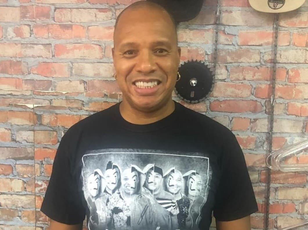 Anderson Leonardo, vocalista do grupo Molejo, é denunciado por cantor e dançarino por crime de estupro; artista será chamado a prestar depoimento