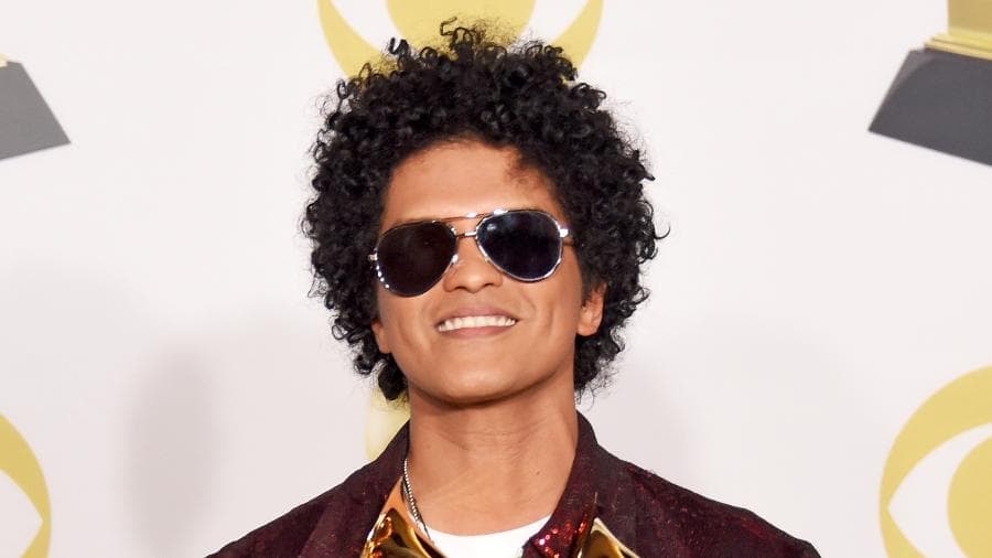 Idosa perde R$ 537 mil para namorado virtual que fingia ser o cantor Bruno Mars