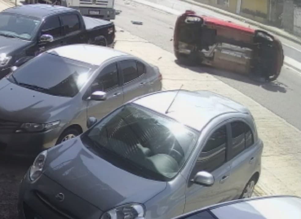 VÍDEO: Carro capota várias vezes após pneu estourar em buraco no asfalto na Avenida Capitão Mor Gouveia em Natal