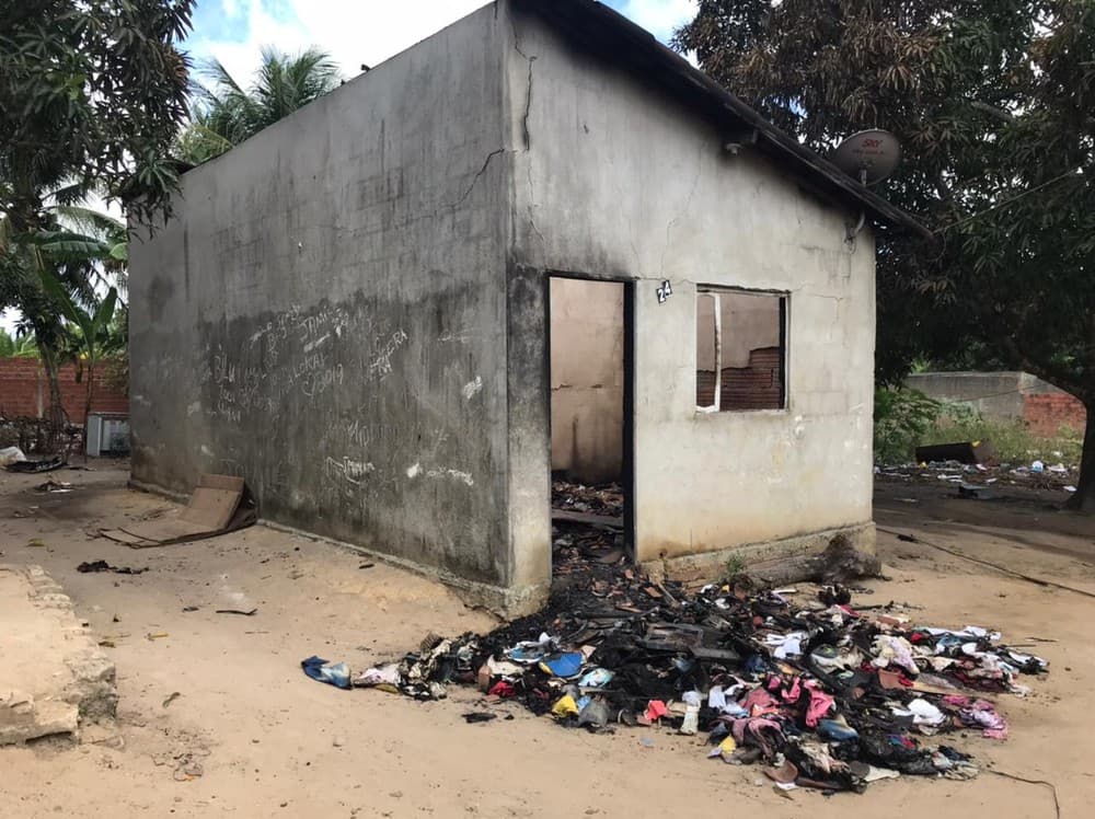 FOTOS: Incêndio destrói casa e objetos de família em Parnamirim; sete filhos de mulher que está desempregada escapam sem ferimentos