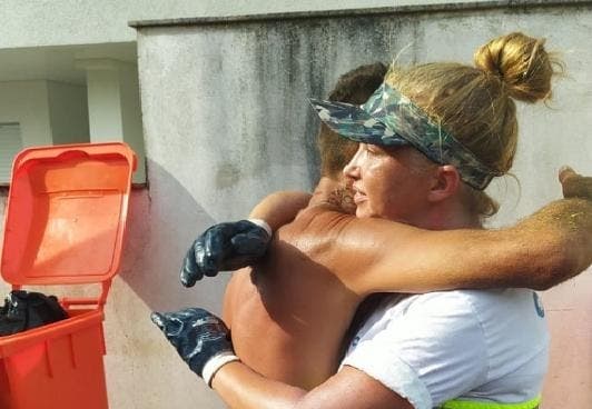 Garis ajudam, e homem recupera R$ 25 mil jogados no lixo por engano em SC