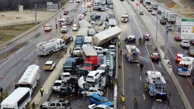 FOTOS: Engavetamento com 100 carros mata 5 e deixa 36 hospitalizados nos EUA