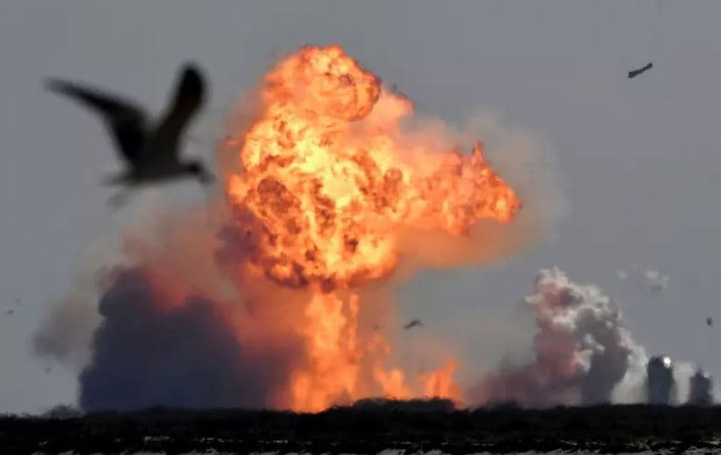 Protótipo de foguete da SpaceX projetado para missão tripulada até Marte explode na aterrissagem após teste de lançamento