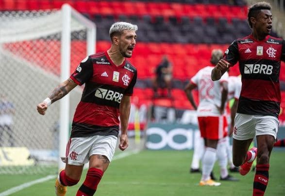 Flamengo vence Internacional de virada e fica perto do bicampeonato brasileiro; jogo teve expulsão após consulta ao VAR