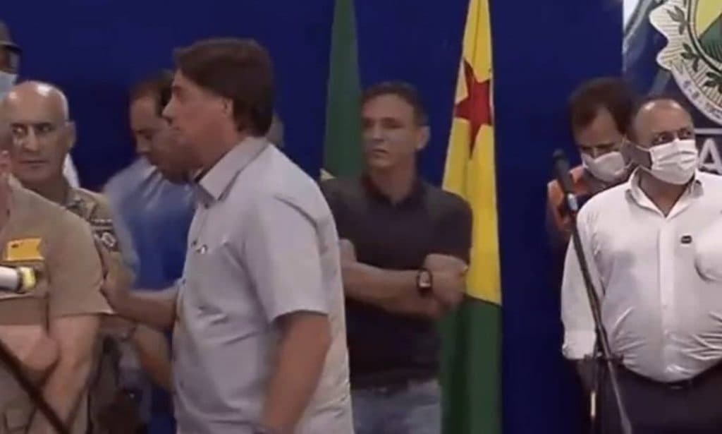 Prefeito de Rio Branco demite jornalista que questionou Bolsonaro e fez o presidente encerrar entrevista coletiva