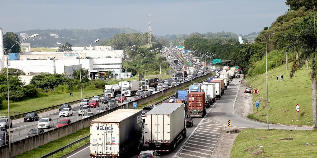 Em movimento tímido, grupo de caminhoneiros realiza parada em pontos isolados do país