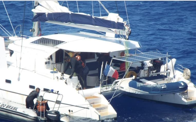 Marinha resgata francês de 71 anos próximo à costa do RN após acidente em veleiro