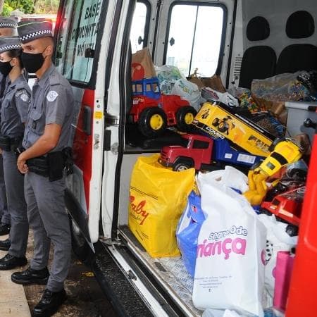 Menino encontrado acorrentado em barril recebe centenas de doações de campanha promovida pela PM: roupas, brinquedos, sapatos, livros e vídeogames