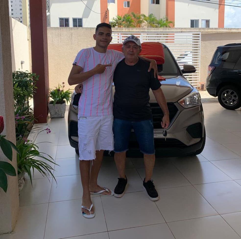 Destaque na Ponte Preta na Série B e na mira do mercado da bola, jovem atacante potiguar Bruno Rodrigues dá carro 0Km a empresário que o descobriu há 10 anos