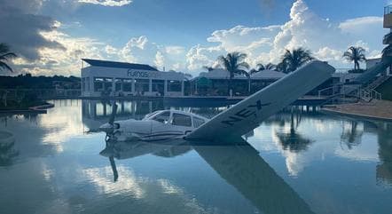 FOTO: Avião cai em piscina de resort e deixa tripulantes feridos em Minas