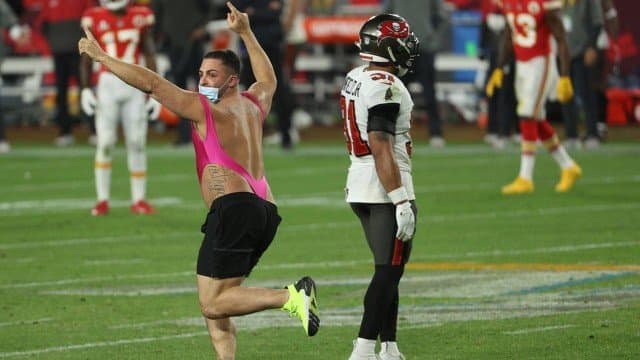 Brasileiro que invadiu campo do Super Bowl faturou R$ 2 milhões com aposta, mas pode não levar o prêmio