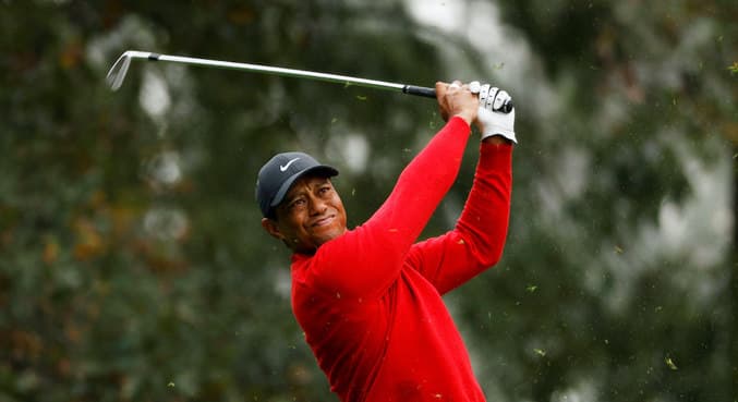 Estrela do golfe Tiger Woods capota carro e é levado para hospital nos Estados Unidos