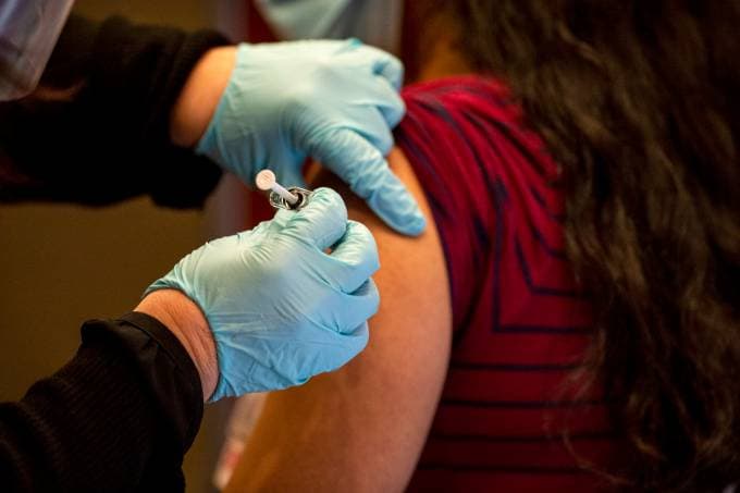 Média de vacinados diaramente no Brasil é quase 5 vezes maior que a quantidade de novos casos de covid por dia