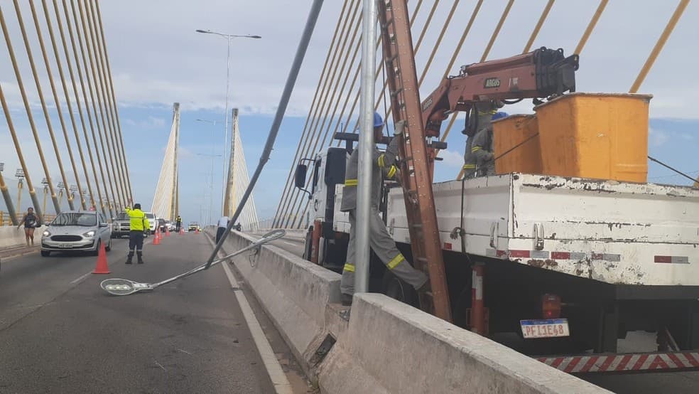 FOTO: Poste cai e interrompe trânsito parcialmente sobre ponte Newton Navarro em Natal