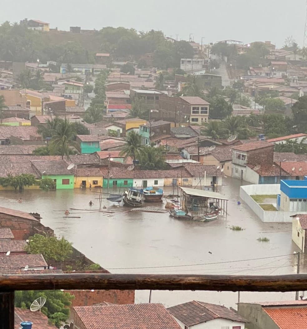 ‘DILÚVIO': Prefeitura aciona Defesa Civil após chuva alagar ruas e casas em Baía Formosa