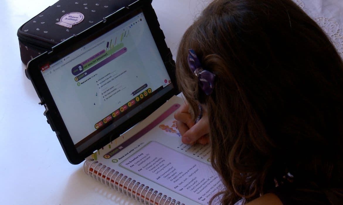 Bolsonaro alega alta rigidez do orçamento que dificulta cumprimento da meta fiscal e veta projeto que daria internet grátis a alunos e professores
