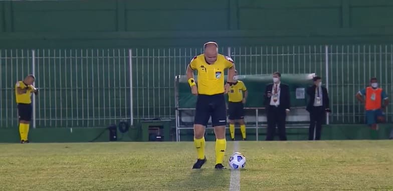 VÍDEO: Na Copa do Brasil, árbitro faz xixi em campo e é flagrado pelas câmeras