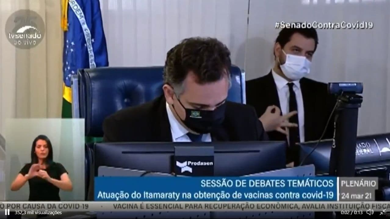 Assessor do governo federal é acusado de gesto de supremacia e diz que estava ajeitando o terno; Congresso apura