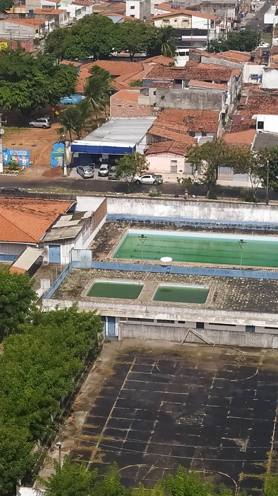 FOTO: Moradores denunciam falta de manutenção das piscinas do clube da Telemar, na avenida Amintas Barros, e temem por pragas