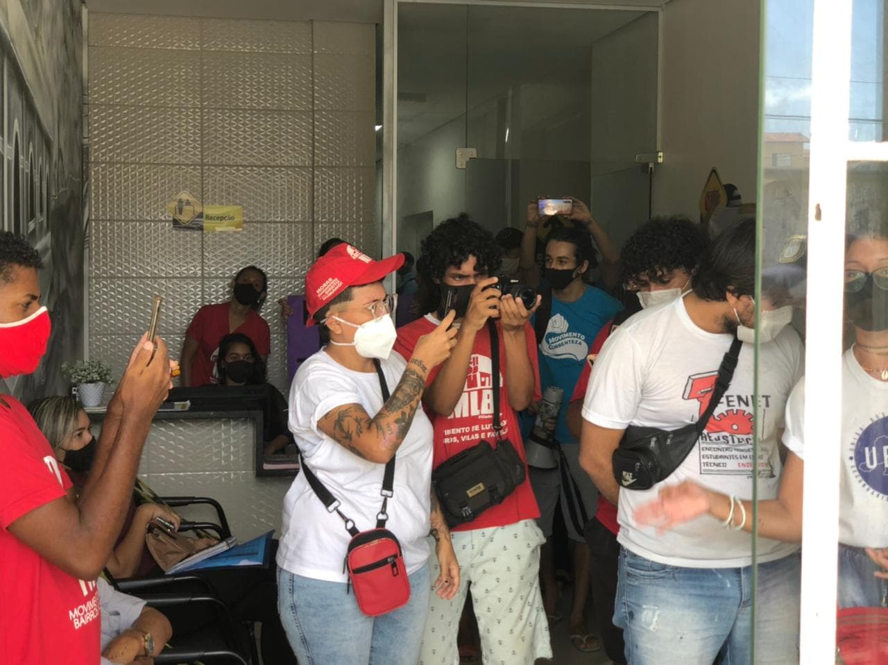 FOTOS: Grupo de estudantes invade STTU, cobra retorno da meia passagem, provoca aglomeração e ameaça acampar no local