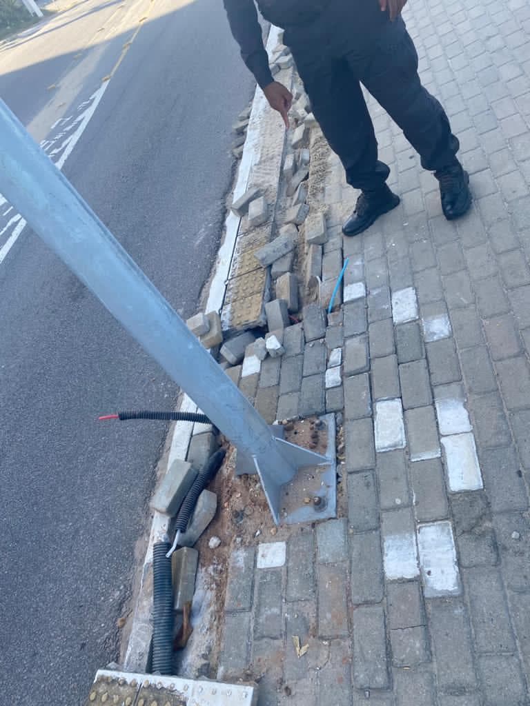 FOTOS: Cabos de postes são roubados em Areia Preta