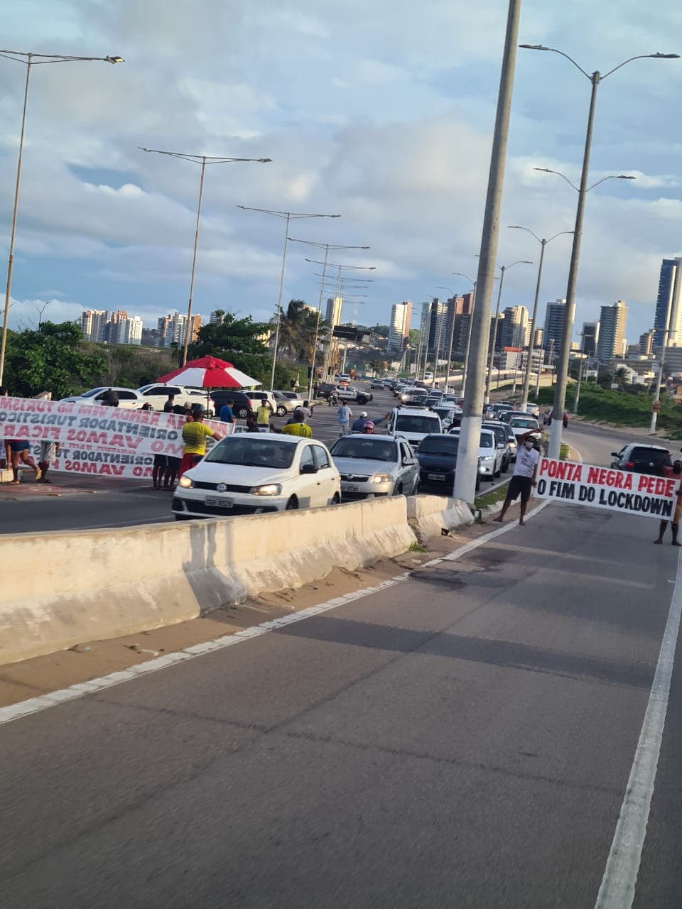 FOTO: Trabalhadores protestam em Natal pelo "fim do lockdown"