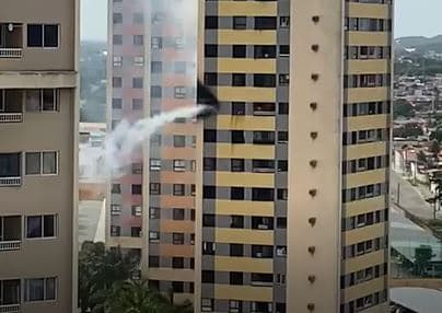 Bombeiros e Defesa Civil isolam torre para avaliar retorno dos moradores ao prédio após incêndio