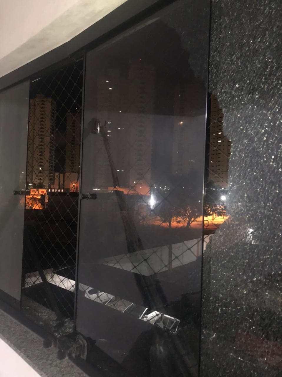 FOTO: Disparo de arma de fogo atinge janela de apartamento na Zona Sul de Natal na madrugada