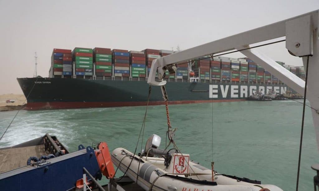 Canal de Suez: Bloqueio de rotas por navio encalhado pode causar escassez de café instantâneo e afetar fabricação de papel higiênico