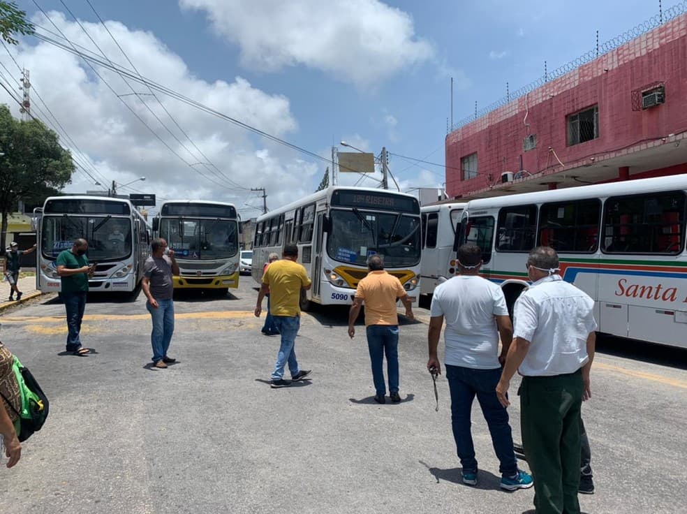 Motoristas de ônibus realizaram paralisação na manhã desta sexta contra mudanças em linhas de Natal