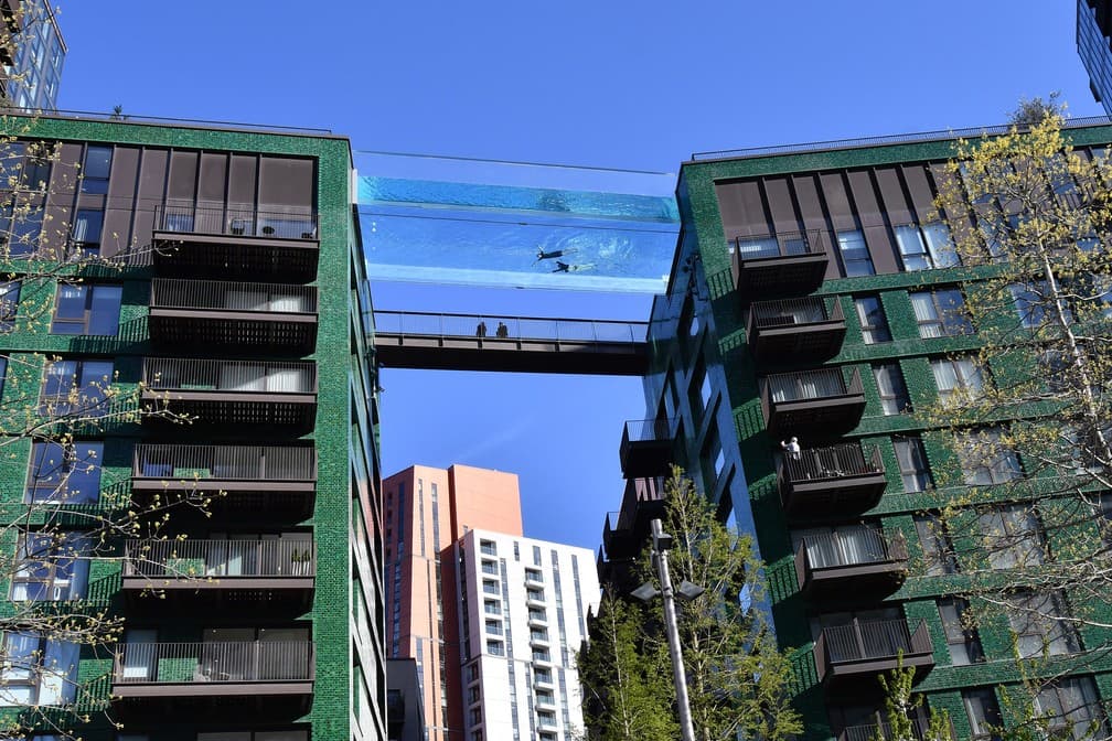 FOTOS E VÍDEOS: Piscina transparente suspensa de 25 metros liga prédios de luxo em Londres atrai olhares