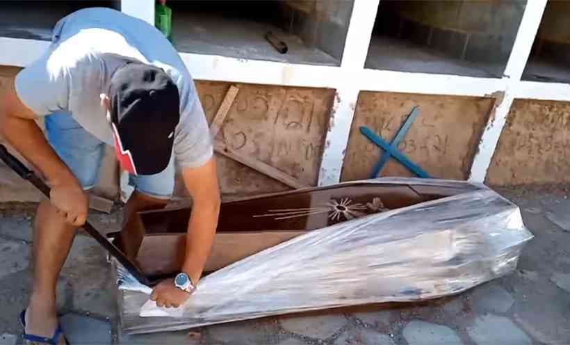 VÍDEO: Vereador do PT abre caixão com facão para provar que homem não morreu de COVID-19