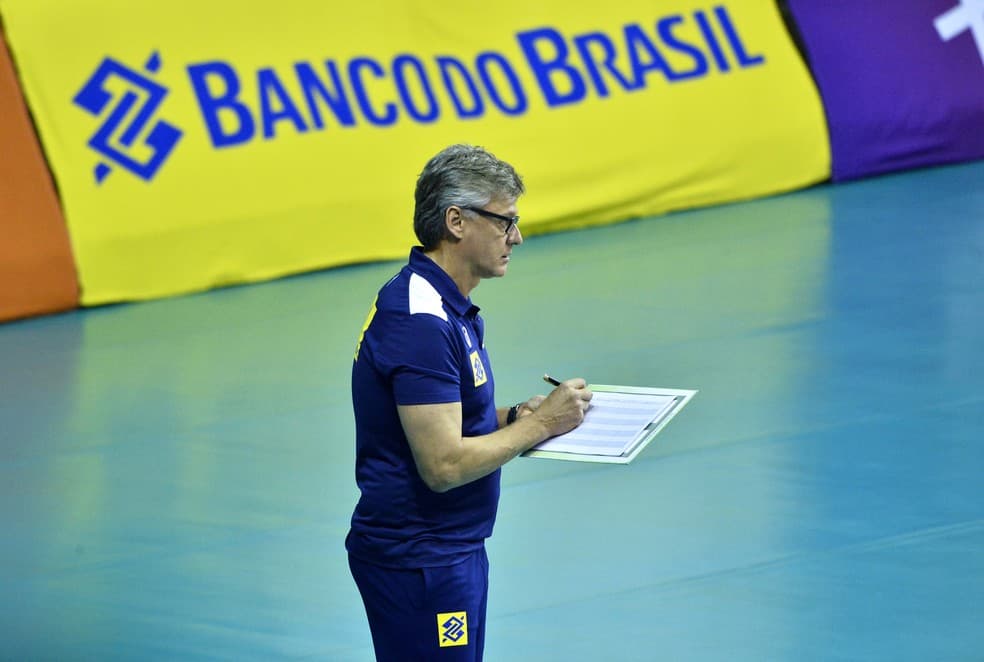 Internado com Covid, técnico da seleção masculina de vôlei, Renan Dal Zotto, é intubado