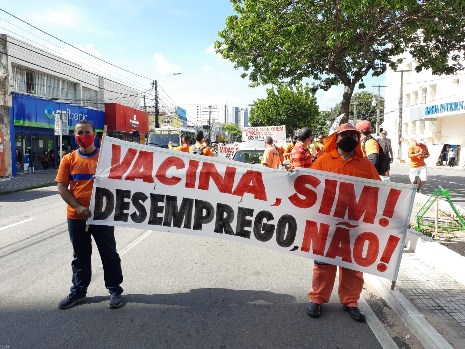 FOTOS: Garis em Natal pedem prioridade para vacina contra covid-19