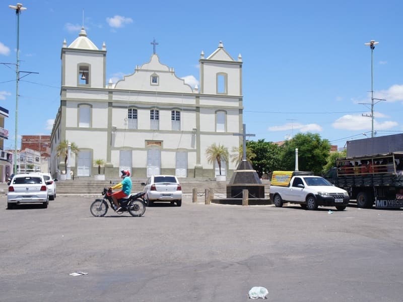 Vazamento em adutora afeta abastecimento de Apodi