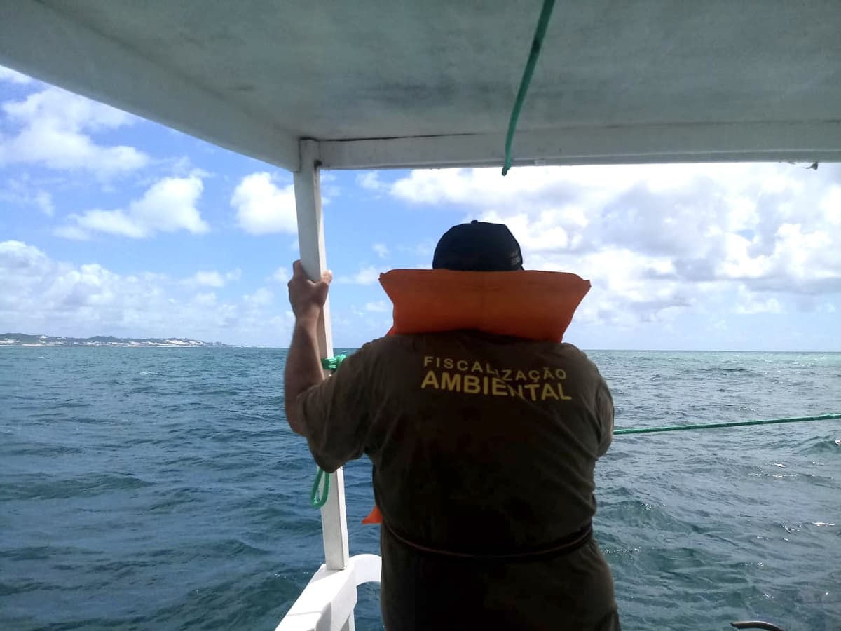 Lixo encontrado no litoral potiguar atinge trecho da Via Costeira em Natal
