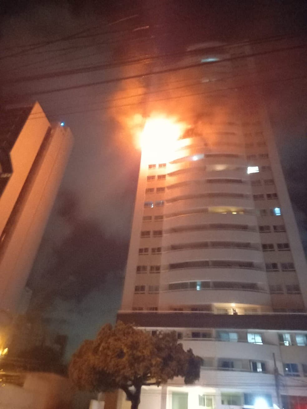 FOTOS: Incêndio destrói apartamento durante a madrugada desta segunda-feira no bairro do Tirol, em Natal
