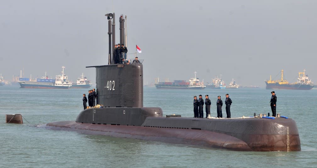 Marinha da Indonésia confirma ter encontrado destroços de submarino desaparecido com 53 pessoas a bordo e não há esperança de encontrar sobreviventes