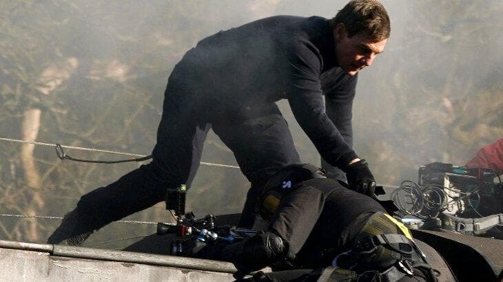 Tom Cruise salva cameraman de queda durante gravação em cima de trem para o filme ‘Missão Impossível 7'