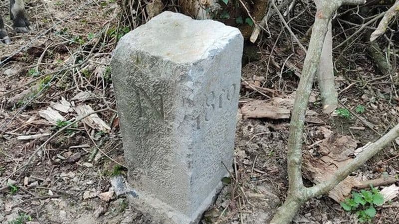 PENSE NUMA PROEZA: Agricultor belga muda sem querer a fronteira com a França demarcada por pedras há dois séculos