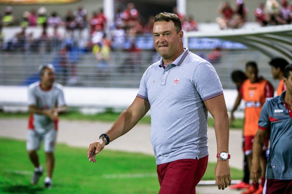 Roberto Fernandes, ex-técnico de ABC e América-RN, é internado com Covid-19 em Maceió